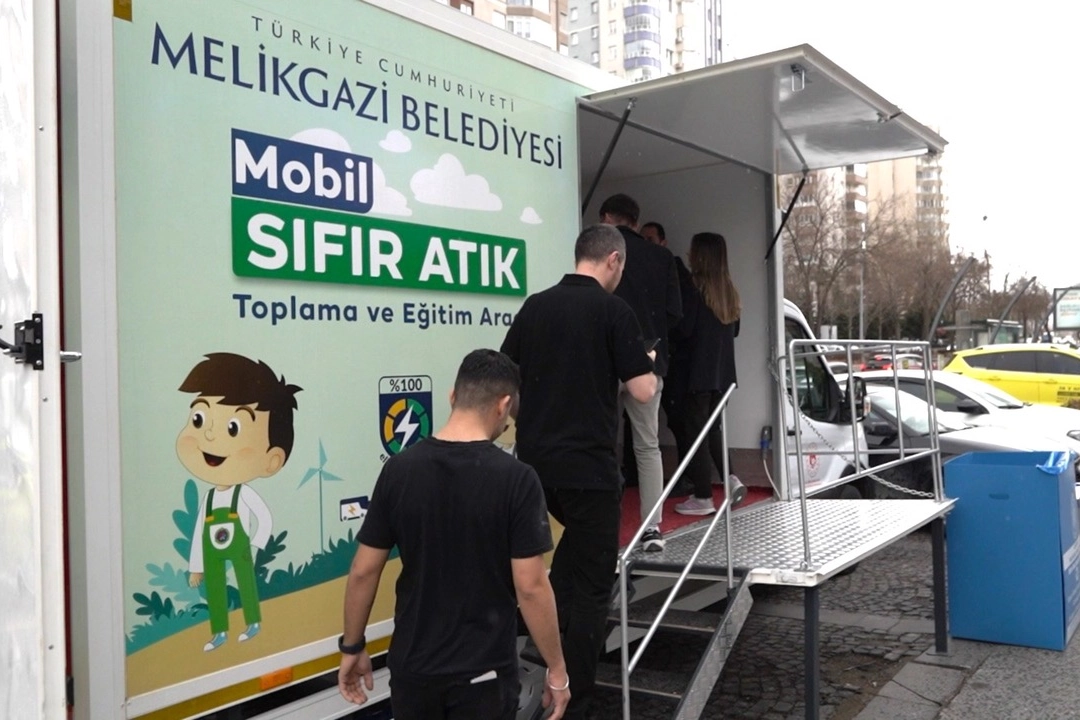 Melikgazi Belediyesi'nin sıfır atık projesi kapsamında mobil eğitim aracı ve etkinliklerden görseller.