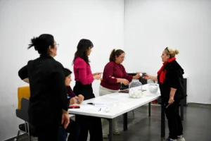 ASSİM binası önünde dernek temsilcilerinin katılımıyla gerçekleşen ofis tahsisi kura çekimi