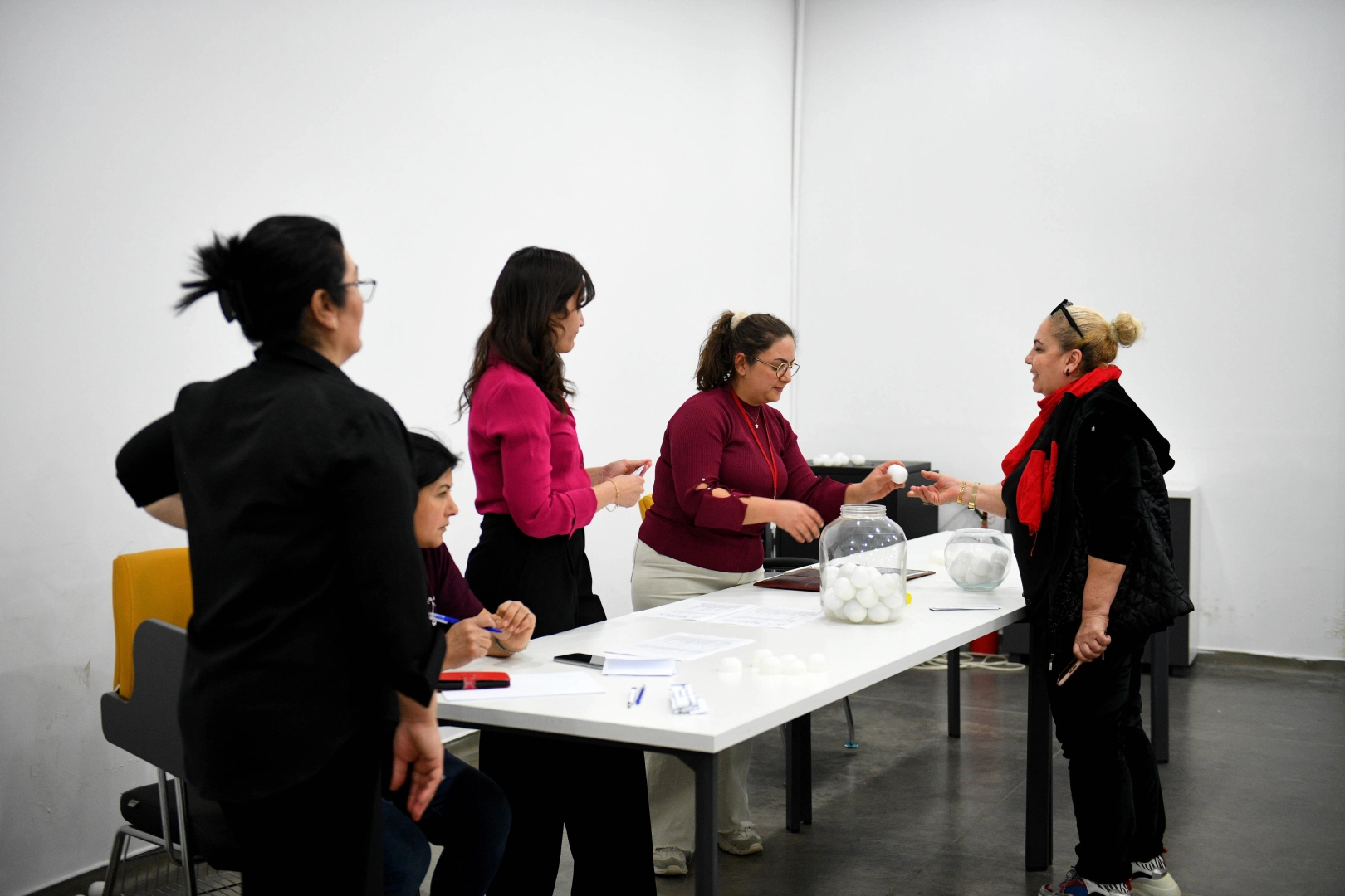 ASSİM binası önünde dernek temsilcilerinin katılımıyla gerçekleşen ofis tahsisi kura çekimi