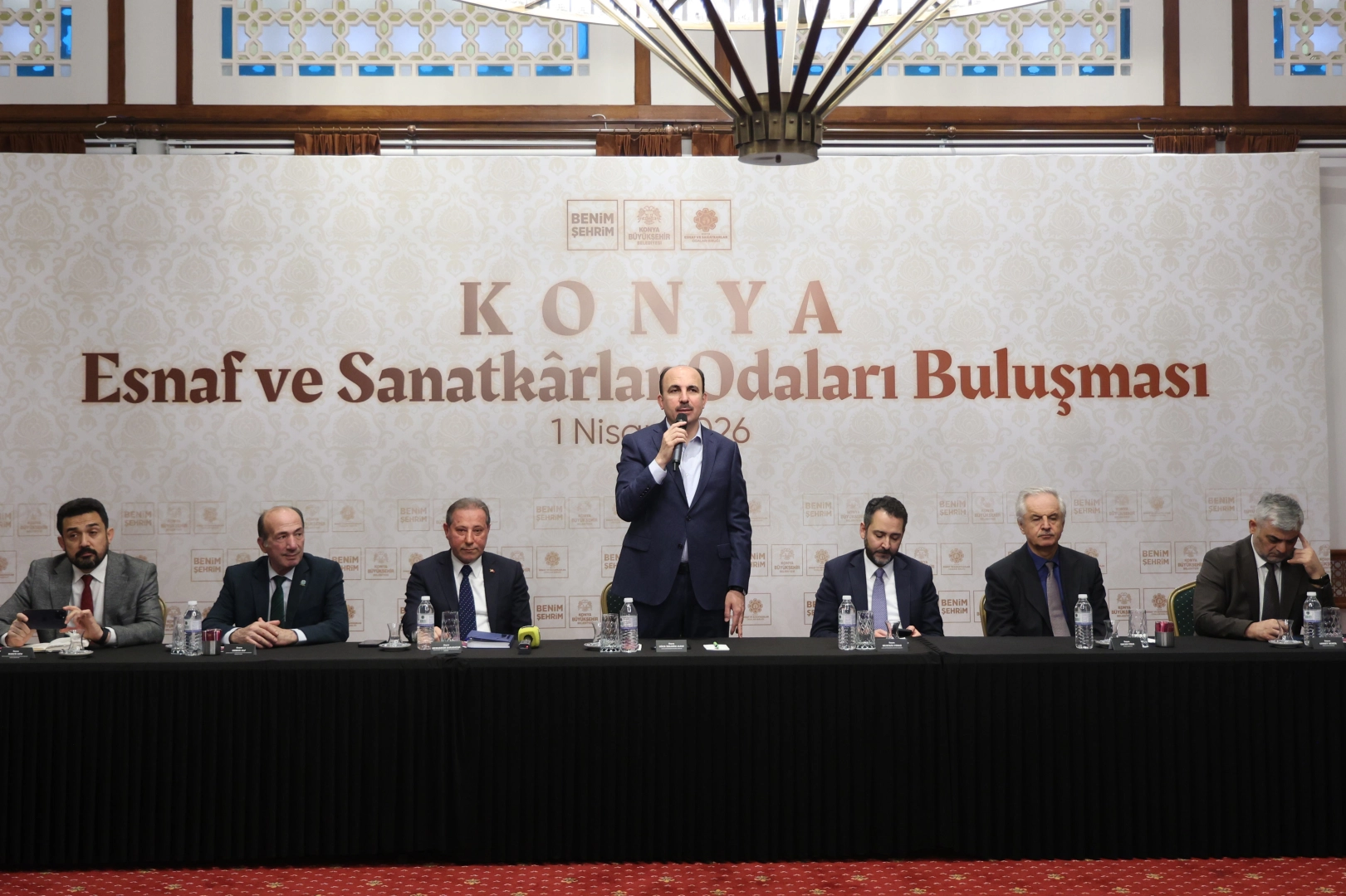 Konya Büyükşehir Belediye Başkanı Uğur İbrahim Altay, KONESOB'da esnaf temsilcileriyle bir araya geldi.