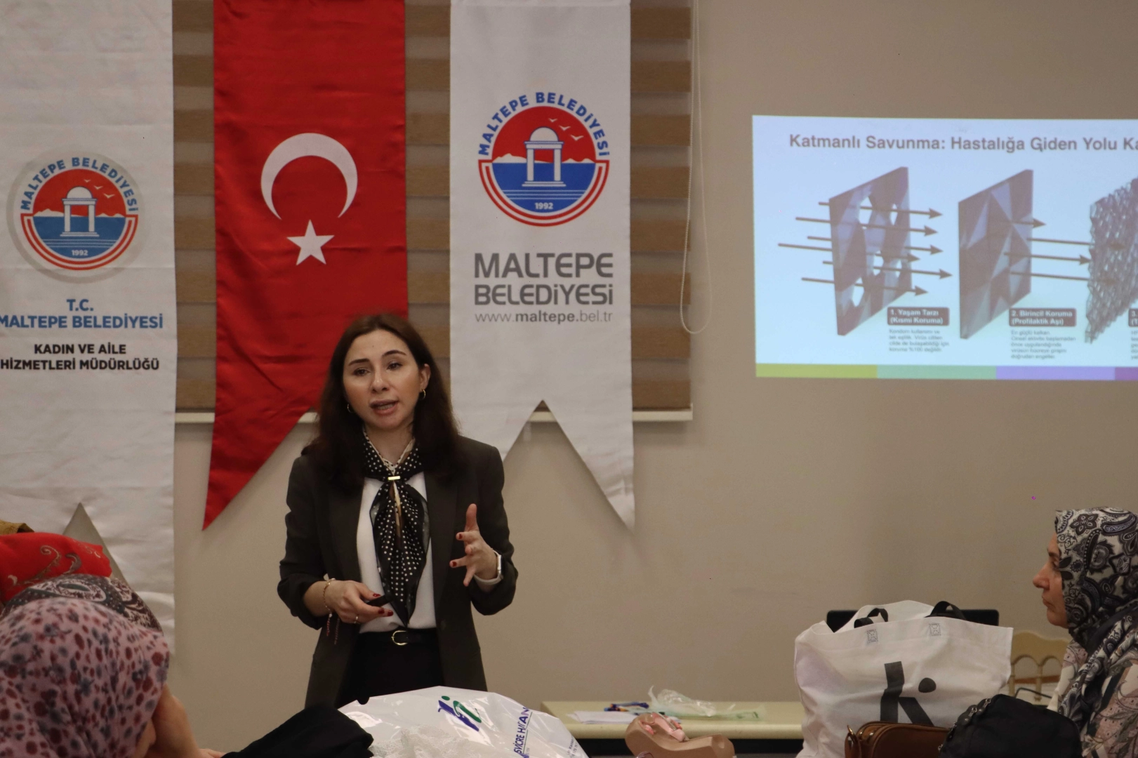 Maltepe Belediyesi tarafından düzenlenen HPV farkındalık eğitiminde konuşmacı Begüm Kırık