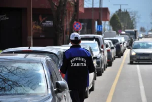 Kocaeli'de Millet Bahçesi çevresinde hatalı parklanmaya karşı zabıta denetimi yapan trafik ekipleri
