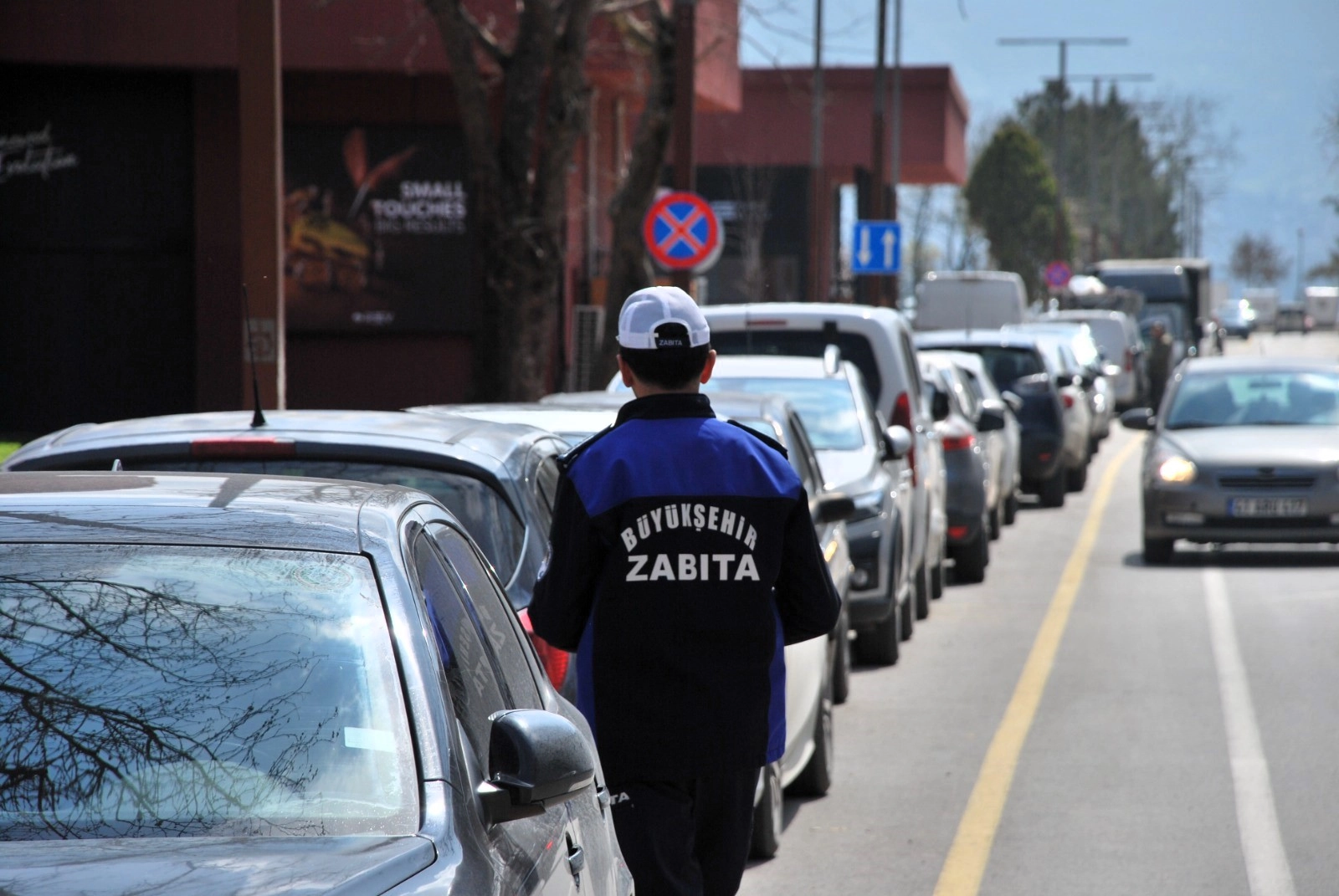 Kocaeli'de Millet Bahçesi çevresinde hatalı parklanmaya karşı zabıta denetimi yapan trafik ekipleri