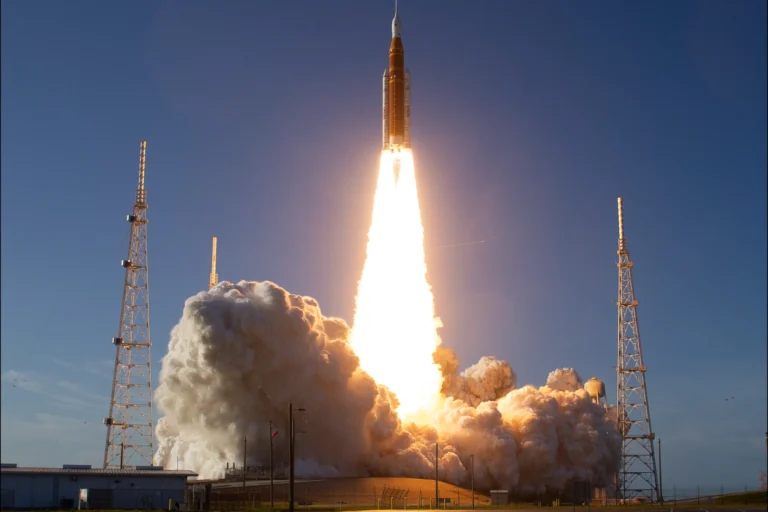 Artemis II görevi kapsamında Ay'a doğru yola çıkan astronotlar