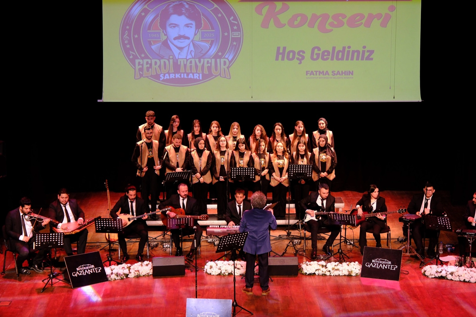 Gaziantep'te Ferdi Tayfur anısına düzenlenen 'Ustalara Saygı' konserinden bir sahne
