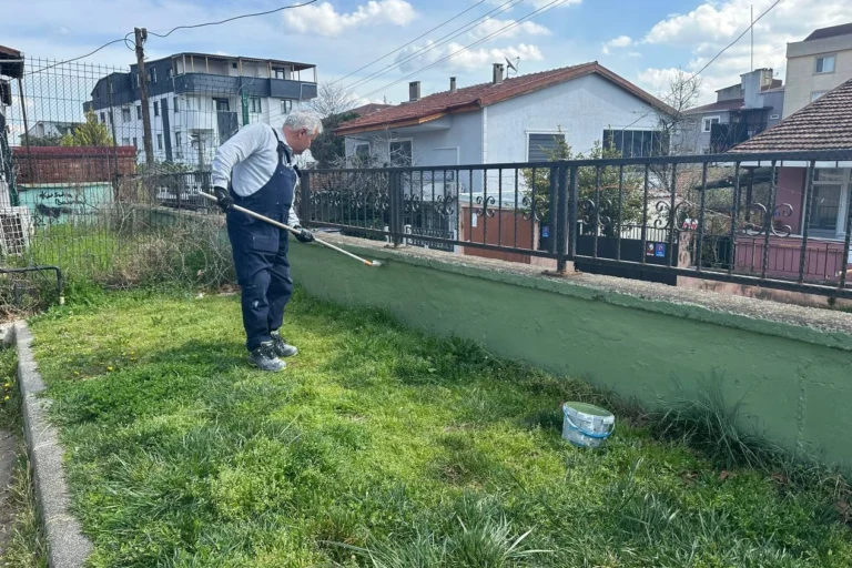 Çayırova'da bir parkın duvarındaki yazılar belediye ekipleri tarafından boyanarak temizleniyor