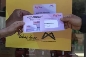 Mersin Halk Kart projesi kapsamında dar gelirli vatandaşlara destek ve yerel esnafa katkı sağlandığını gösteren görsel.