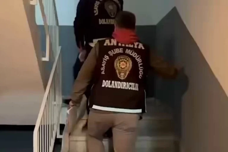 17 ilde 2.1 milyar TL'lik dolandırıcılık operasyonu sonucu ele geçirilen paralar ve dijital materyaller.