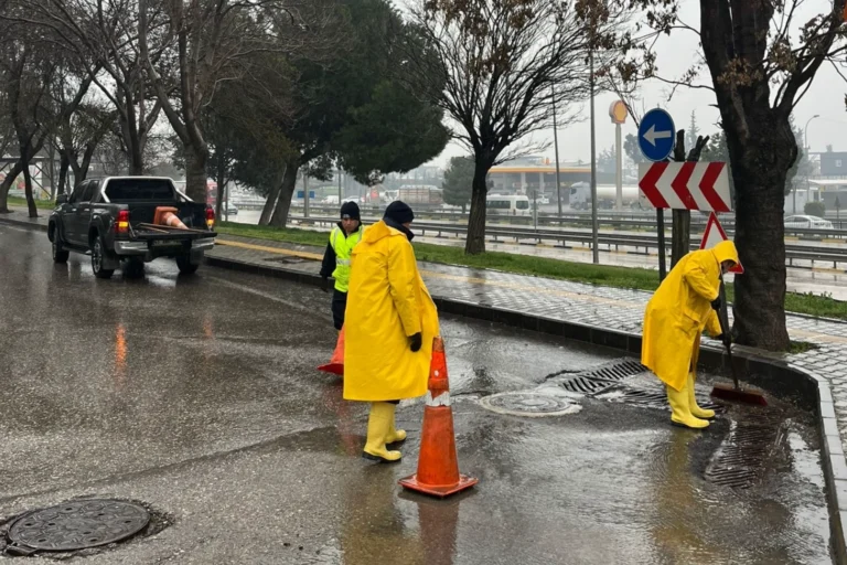 Gaziantep'te belediye ekipleri yoğun yağışlara karşı sahadaki çalışmalarını sürdürüyor.