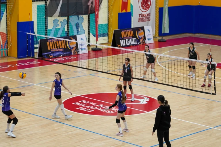 Beylikdüzü'nde düzenlenen kulüpler arası voleybol turnuvasından genel görünüm