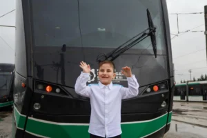 6 yaşındaki otizmli Muhammet Enes tramvay kullanırken