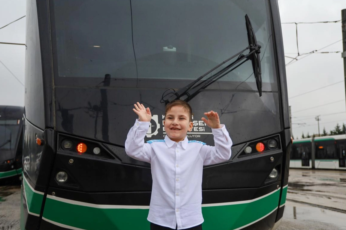6 yaşındaki otizmli Muhammet Enes tramvay kullanırken