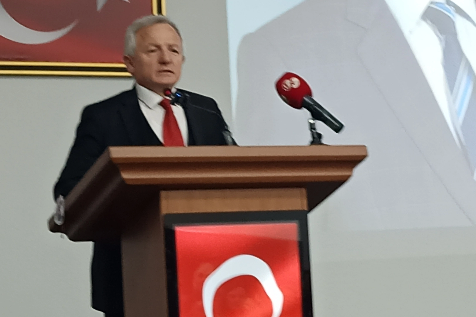 İpsala Belediye Başkanı Mehmet Kerman, görevdeki ikinci yılının değerlendirmesini yaptığı halk toplantısında vatandaşlara sesleniyor.