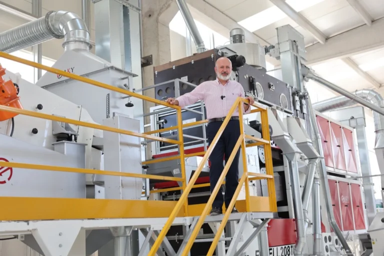 Kayseri Kocasinan Belediyesi Hububat Eleme ve Paketleme Tesisi'nde çiftçilerin ürünleri işleniyor