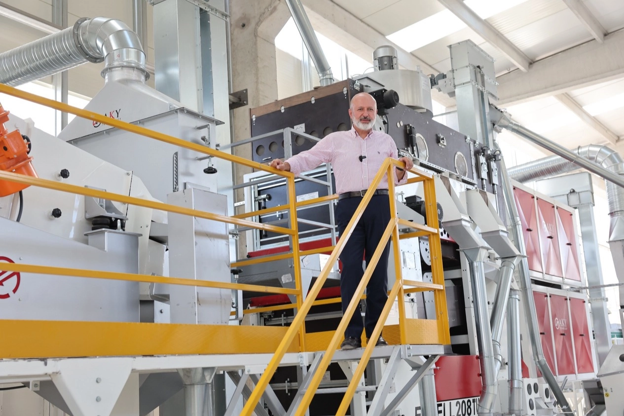 Kayseri Kocasinan Belediyesi Hububat Eleme ve Paketleme Tesisi'nde çiftçilerin ürünleri işleniyor