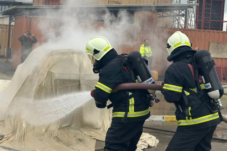 Kocaeli Büyükşehir Belediyesi itfaiye personeli, Oyak Liman İşletmesi personeline elektrikli araç yangınlarına müdahale eğitimi verirken