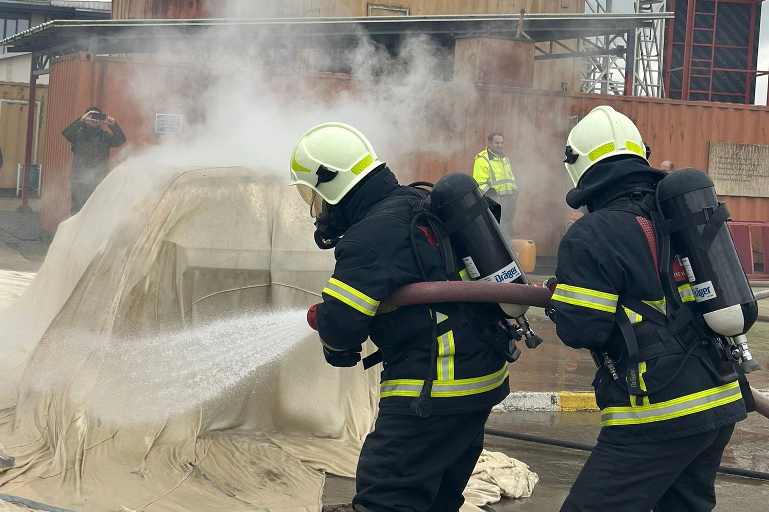 Kocaeli Büyükşehir Belediyesi itfaiye personeli, Oyak Liman İşletmesi personeline elektrikli araç yangınlarına müdahale eğitimi verirken