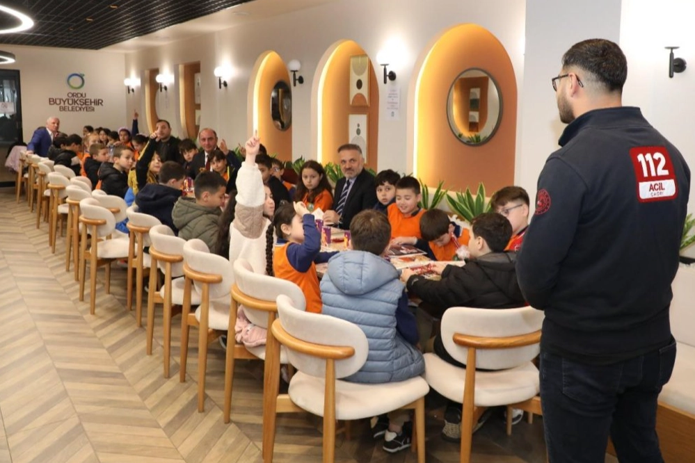 Ordu'da Kütüphaneler Haftası kapsamında düzenlenen etkinlikte öğrenciler kitap okuyor.