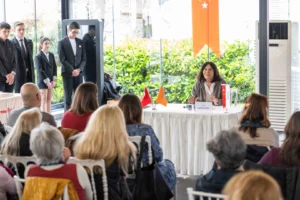 Latife Tekin Bornova'da gençlerle edebiyat üzerine söyleşi yapıyor