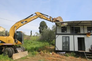 Bursa Nilüfer Gölyazı'da SİT alanında kaçak olarak inşa edilen yapılar belediye ekiplerince yıkıldı.
