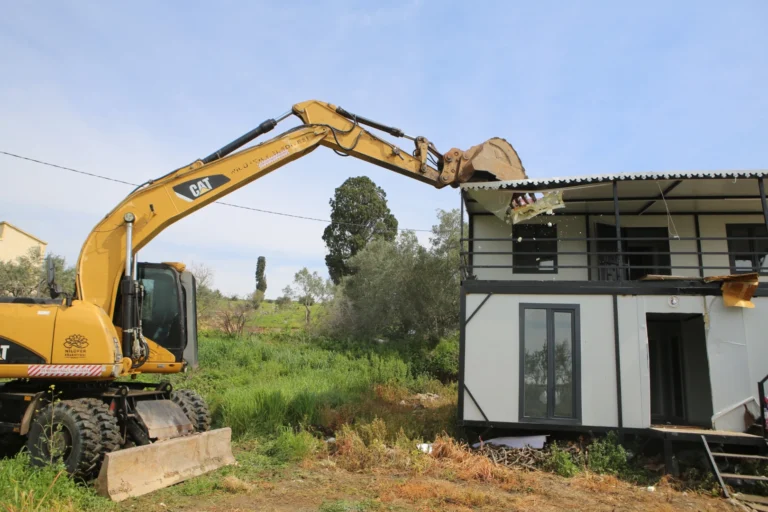Bursa Nilüfer Gölyazı'da SİT alanında kaçak olarak inşa edilen yapılar belediye ekiplerince yıkıldı.