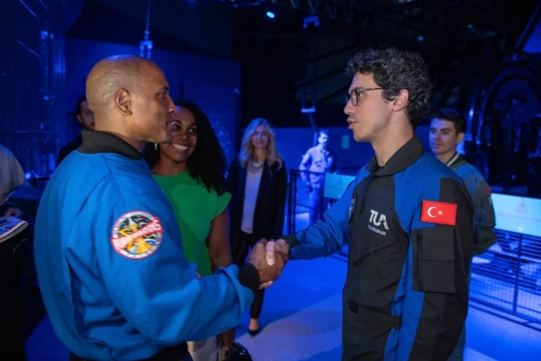 Türk astronot Tuva Cihangir Atasever Ay'a gidişin gelecek nesillerin Mars'a ulaşması için önemini vurguluyor.