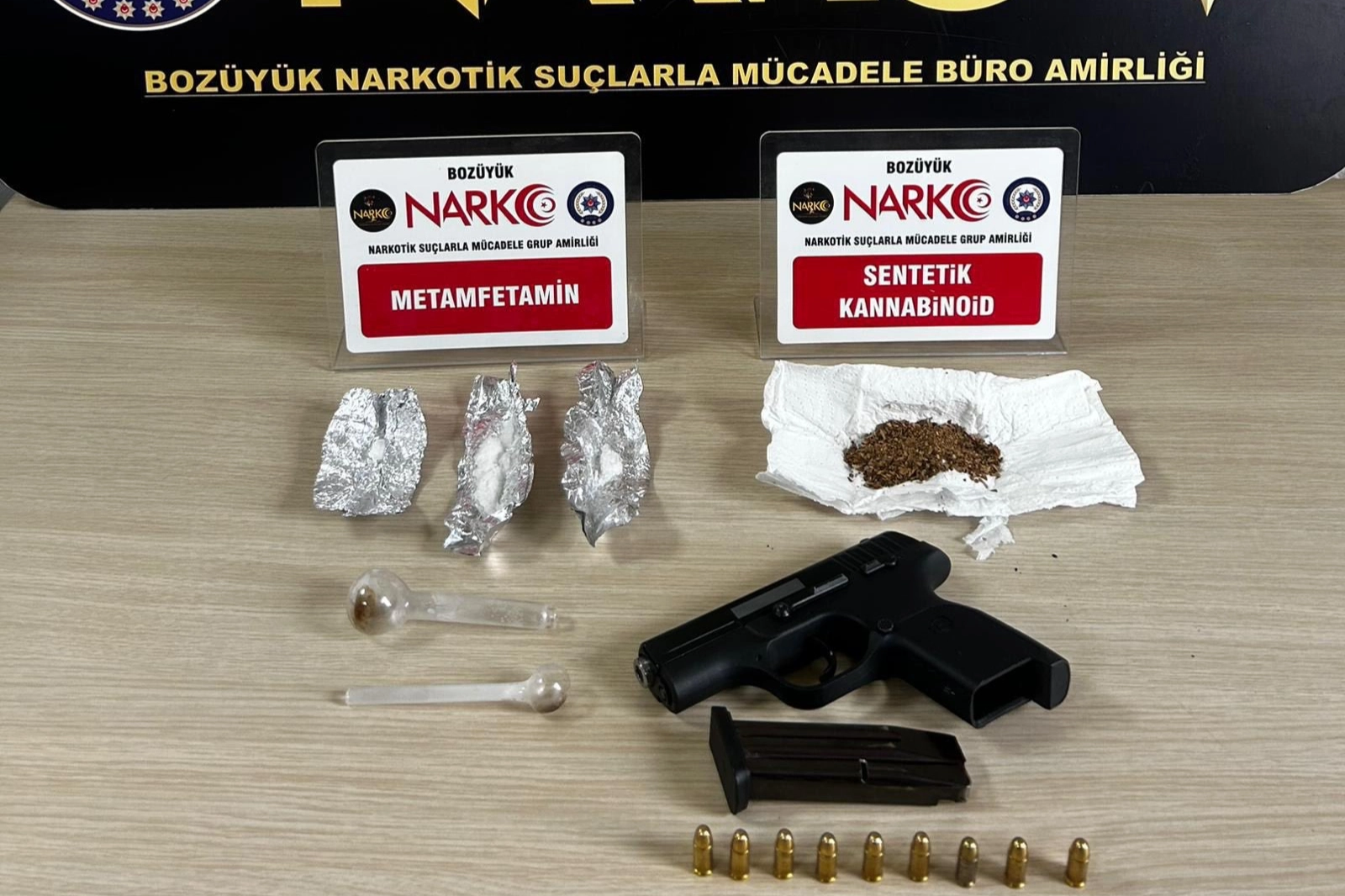 Bilecik'te narkotik operasyonu kapsamında ele geçirilen uyuşturucu maddeler ve silah