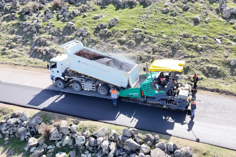 Kayseri Büyükşehir Belediyesi'nin Hürmetçi Mahallesi'nde başlattığı yol yapım ve çevre düzenleme çalışmaları