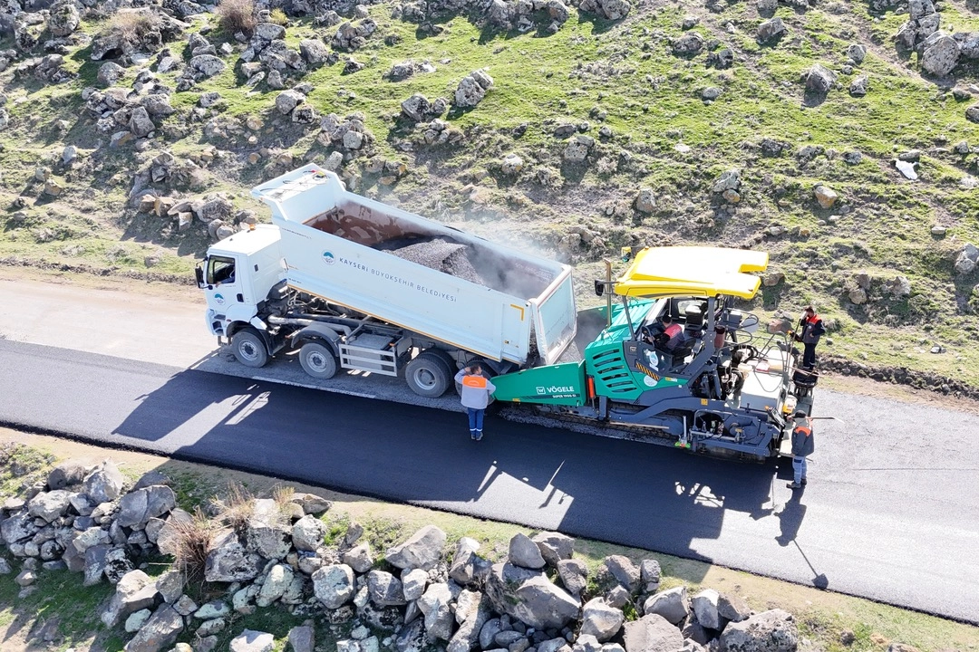 Kayseri Büyükşehir Belediyesi'nin Hürmetçi Mahallesi'nde başlattığı yol yapım ve çevre düzenleme çalışmaları