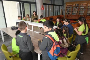 Osmangazi Belediyesi'nin düzenlediği 'İyileştiren Kalpler Atölyesi'nde çocuklar duygusal gelişim üzerine eğitim alıyor.