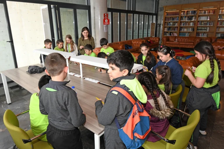 Osmangazi Belediyesi'nin düzenlediği 'İyileştiren Kalpler Atölyesi'nde çocuklar duygusal gelişim üzerine eğitim alıyor.