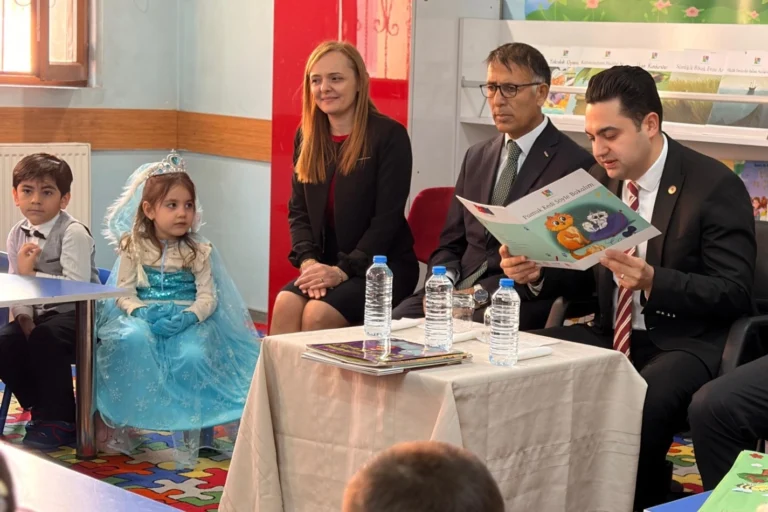 Ağrı'da 'Okuyan Şehir Ağrı' projesi kapsamında anaokulu öğrencilerine masal okuyan protokol üyeleri