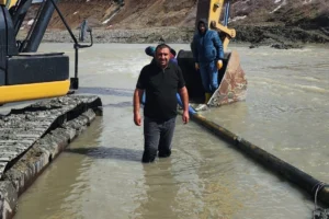 Ağrı Çukur Çayır Köyü muhtarı Yavuz Özen'in girişimleriyle onarılan su hattı