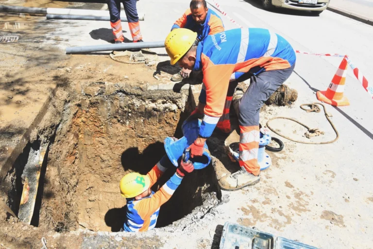 Konya Büyükşehir Belediyesi'nin su kayıplarını önlemek amacıyla gerçekleştirdiği vana yenileme çalışması