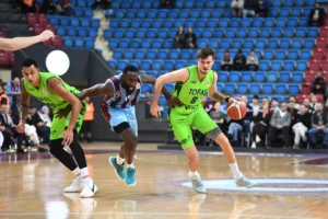 TOFAŞ basketbol takımı oyuncuları sahada mücadele ederken