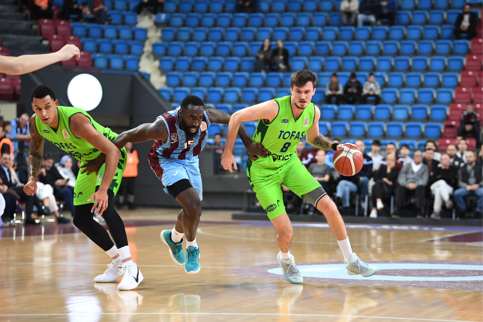 TOFAŞ basketbol takımı oyuncuları sahada mücadele ederken