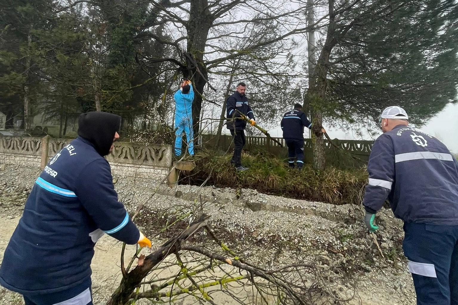Kocaeli Büyükşehir Belediyesi'nin mezarlıklarda yürüttüğü bakım ve temizlik çalışmaları