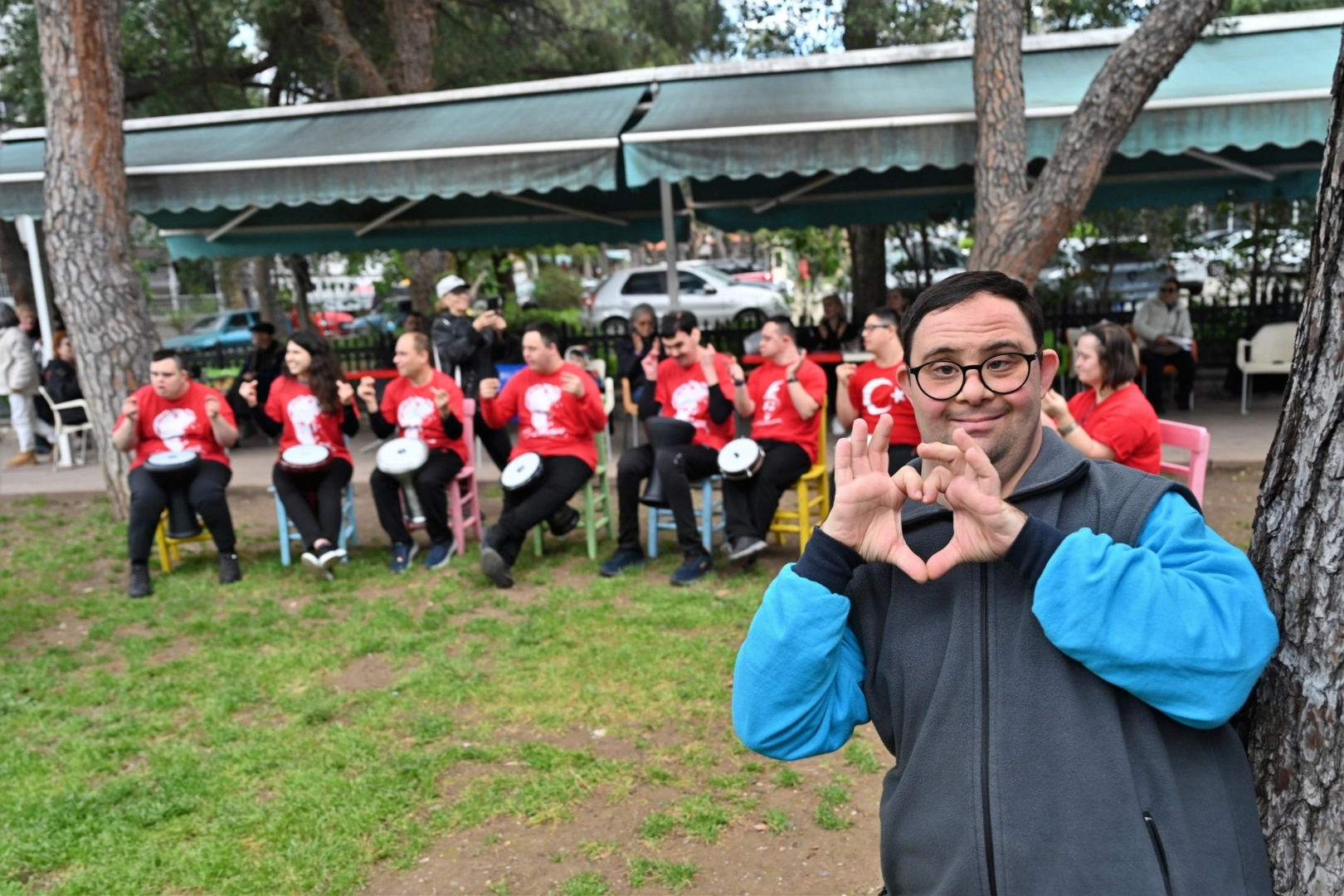 Bornova'da +1 Down Kafe'de otizmli ve down sendromlu bireylerin katıldığı ritim etkinliği