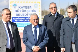 Kayseri Büyükşehir Belediye Başkanı Dr. Memduh Büyükkılıç, Erenköy Mahallesi'ndeki KASKİ içme suyu hattı çalışmalarını inceliyor.