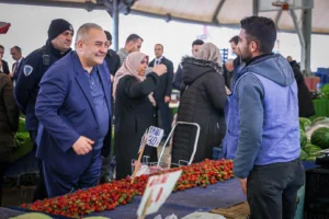 Keçiören Belediye Başkanı Dr. Mesut Özarslan, Bademlik Semt Pazarı'nda esnaf ve vatandaşlarla sohbet ediyor.