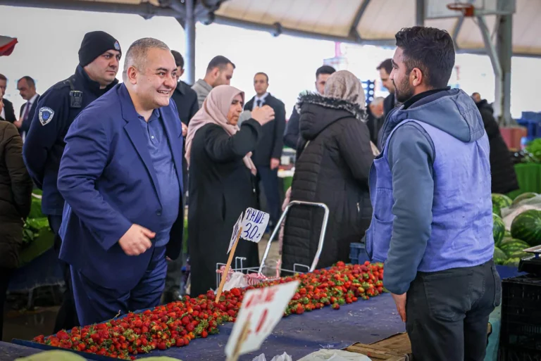 Keçiören Belediye Başkanı Dr. Mesut Özarslan, Bademlik Semt Pazarı'nda esnaf ve vatandaşlarla sohbet ediyor.