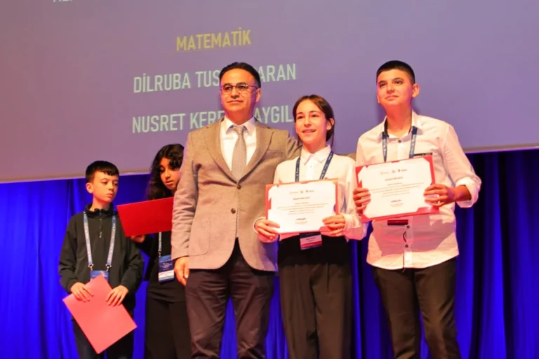 TÜBİTAK 2204-B İzmir Bölge Ödül Töreni'nde dereceye giren öğrenciler ve protokol üyeleri