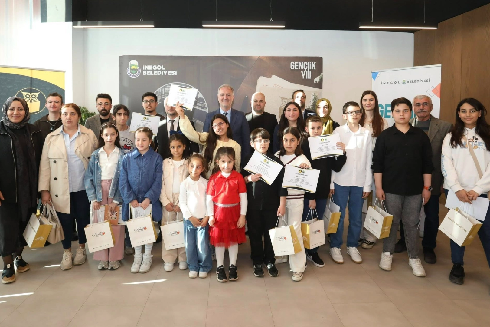 İnegöl'de Nöbetçi Kitaphanelerde en çok kitap okuyan ve en iyi kullanıcı öğrencilere ödülleri verildi