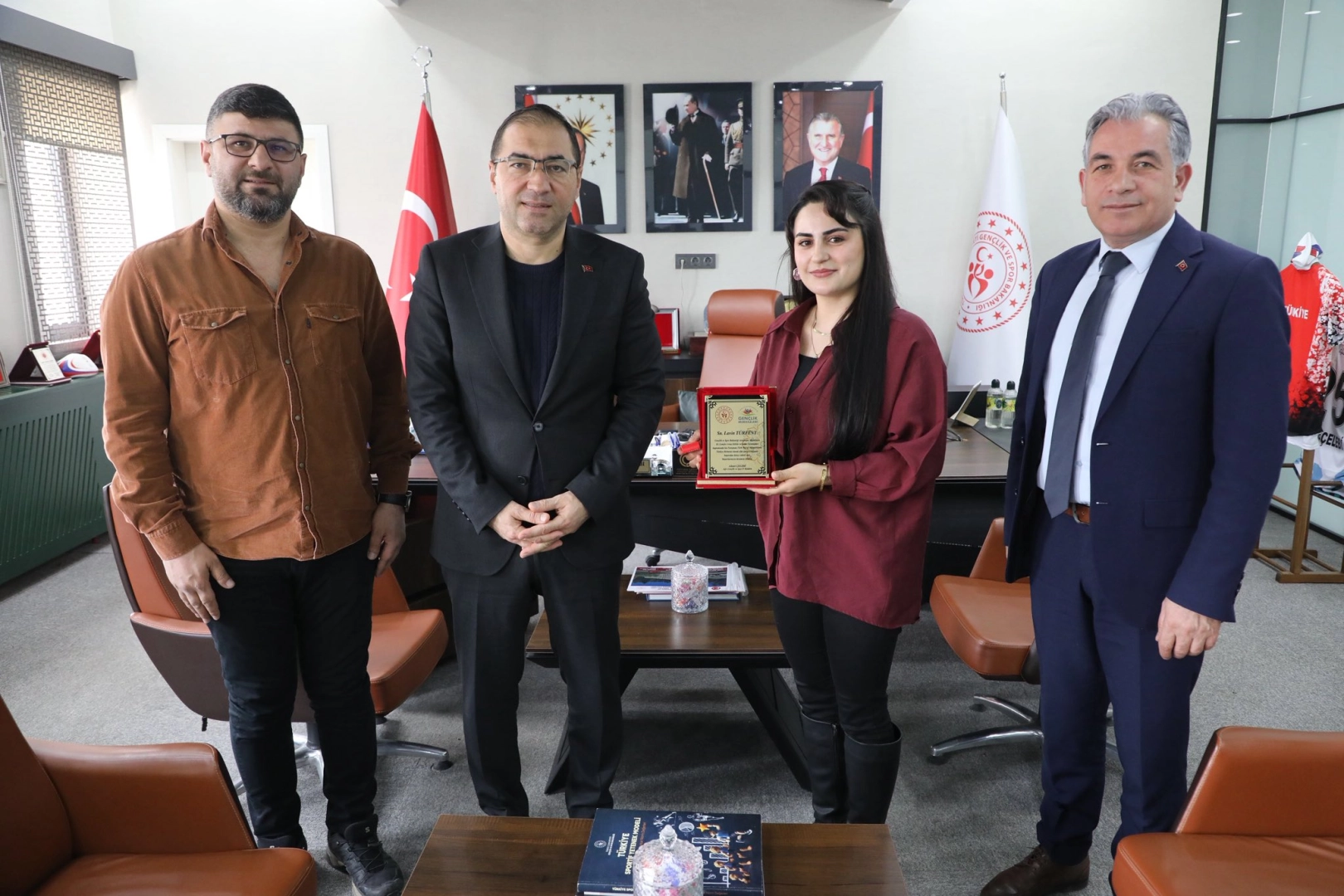 Ağrı Gençlik ve Spor İl Müdürü Ahmet Çelebi, Türkiye birincisi Lavin Türfent'i kabul etti.