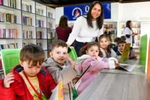 Antalya'da kreş öğrencileri Kütüphane Haftası kapsamında Cengiz Aytmatov Kütüphanesi'ni ziyaret etti.