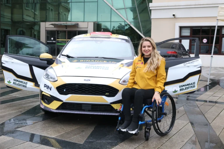 Engelli kadın ralli pilotu Kübra Denizci Keskin, Osmangazi Belediye Başkanı Erkan Aydın ile yeni sezon öncesinde buluştu.