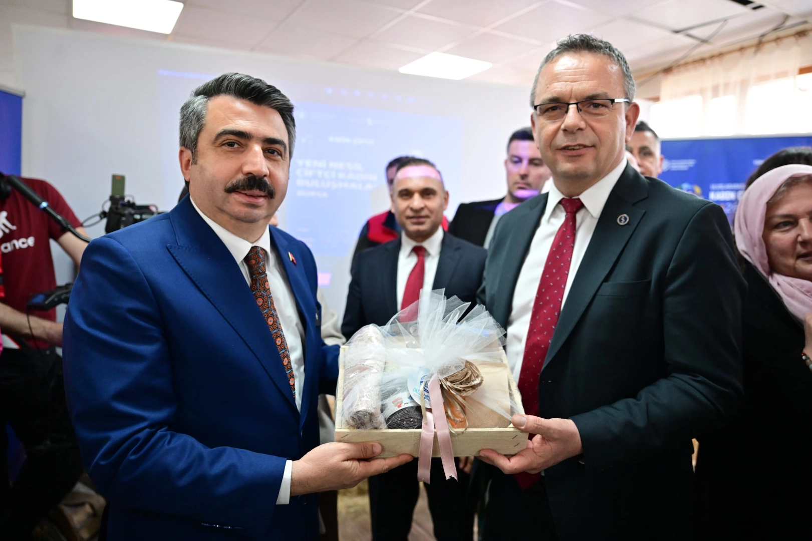 Bursa Yıldırım Belediyesi'nin kadınlara yönelik üretim ve ekonomik özgürlük projelerini desteklediği görsel.