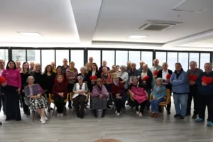 Nilüferli kadınların huzurevi sakinlerine hediye ettiği el emeği ürünler