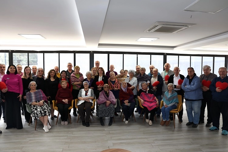 Nilüferli kadınların huzurevi sakinlerine hediye ettiği el emeği ürünler