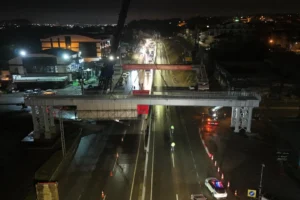 Başiskele Kavşağı'nda gece mesaisiyle tamamlanan 78 tonluk yaya üst geçidi tabliye montajı